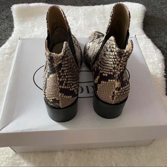 New Steve Madden Snake Leather Chelsea boots - Picture 2 of 6